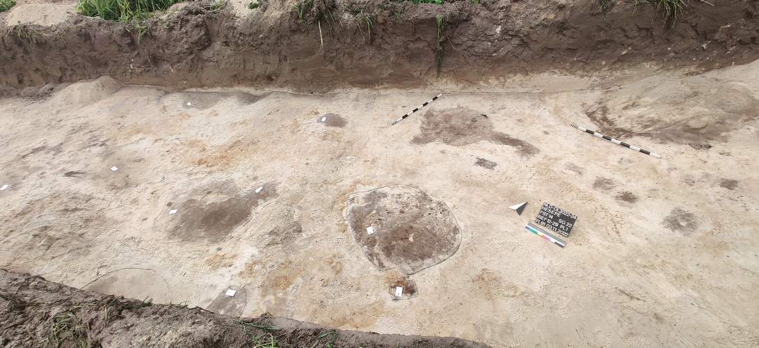 (c) Antun Vargc / WiSa Pm GmbH
Im Rahmen einer archäologischen Untersuchung ausgegrabene Stelle mit verschiedenen Markierungen