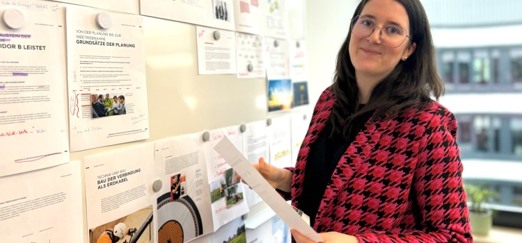 Sonja Kling vor einer Magnetwand zur Planung von Printprodukten