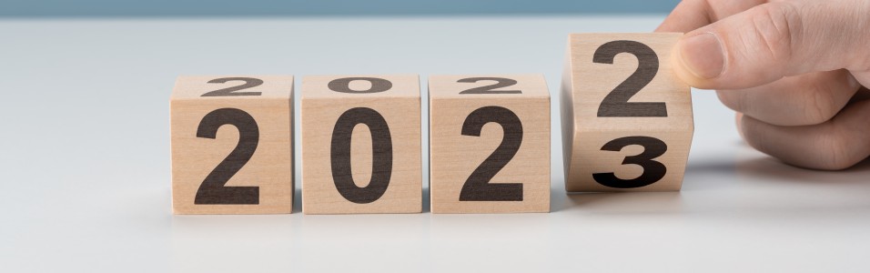 Vier mit Zahlen beschriftete Holzklötze, das letzte Kltötzchen wird von einer Hand umgedreht, sodass aus der 2022 eine 2023 wird.
(c) iStock-1387428341