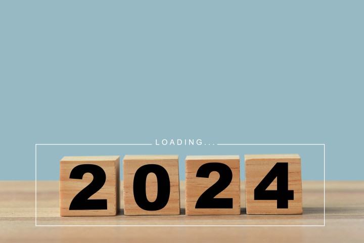 Vier mit Zahlen beschriftete Holkltäzchen bilden zusammen "2024), darüber steht: Loading...
(c) iStock-1500991520